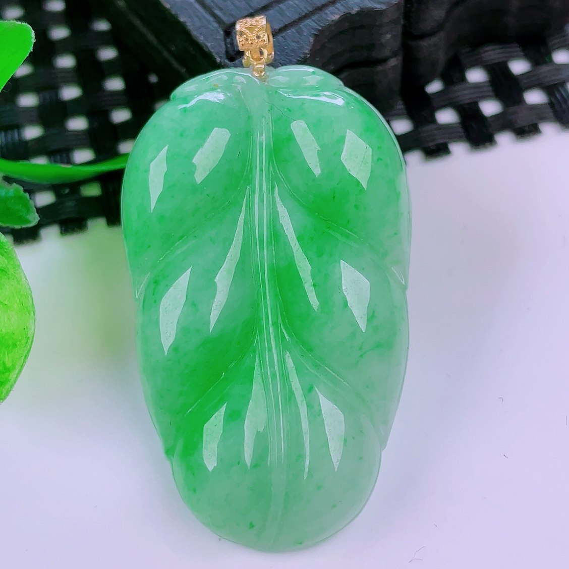 天然真品翡翠 细腻18k金扣飘阳绿飘阳色精雕金枝玉叶吊坠 7.99g