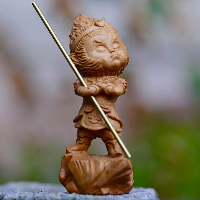 新款直销崖柏木雕傲娇孙悟空汽车摆件 齐天大圣美猴王战无不胜装
