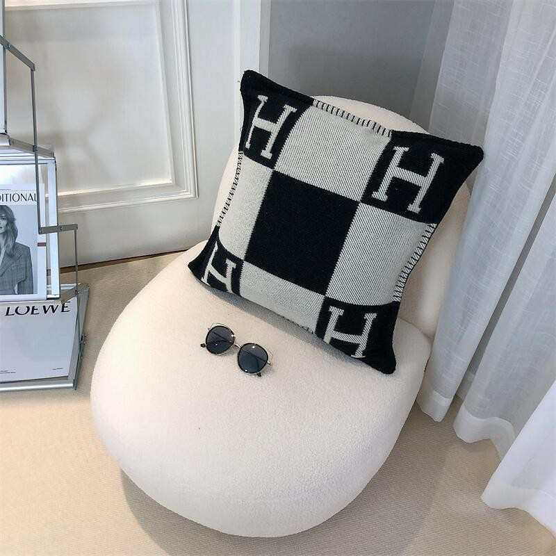 H抱枕头办公室午休沙发ins风床上靠枕床头靠垫套汽车护腰靠背垫