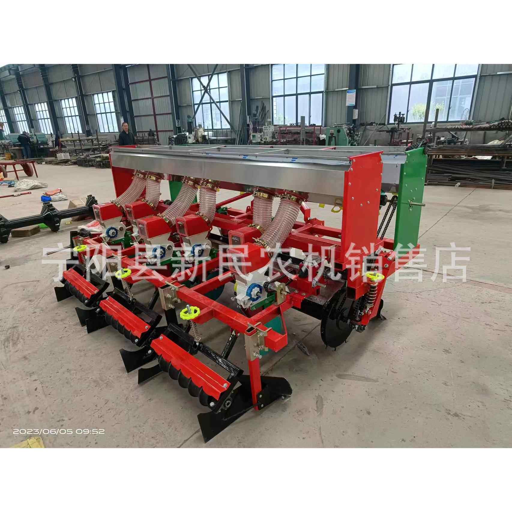 垄上播种花生的机器起垄播种施肥一体机精播机旋耕过土地使用