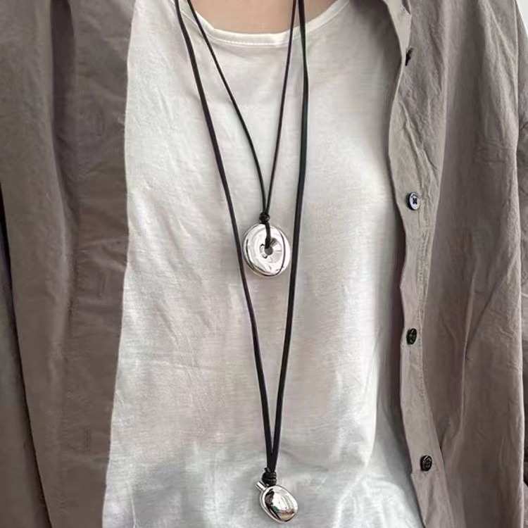 欧美小众设计时髦男女款黑皮绳水瓶/圆环质感现代感长款项链吊坠