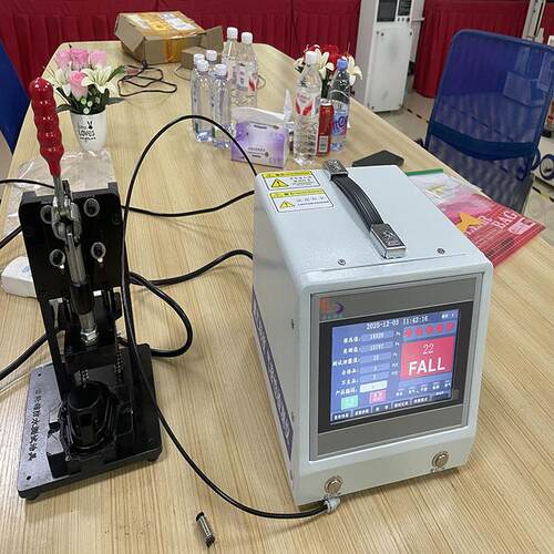 ‌航空工业‌：检测飞机发动机、油箱等核心部件气密性测试设备