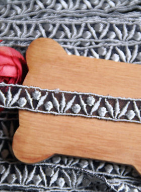 62D 客供 黑蓝色网底银灰白色丝线绣蕾丝花边1.2公分宽 1.7元1米