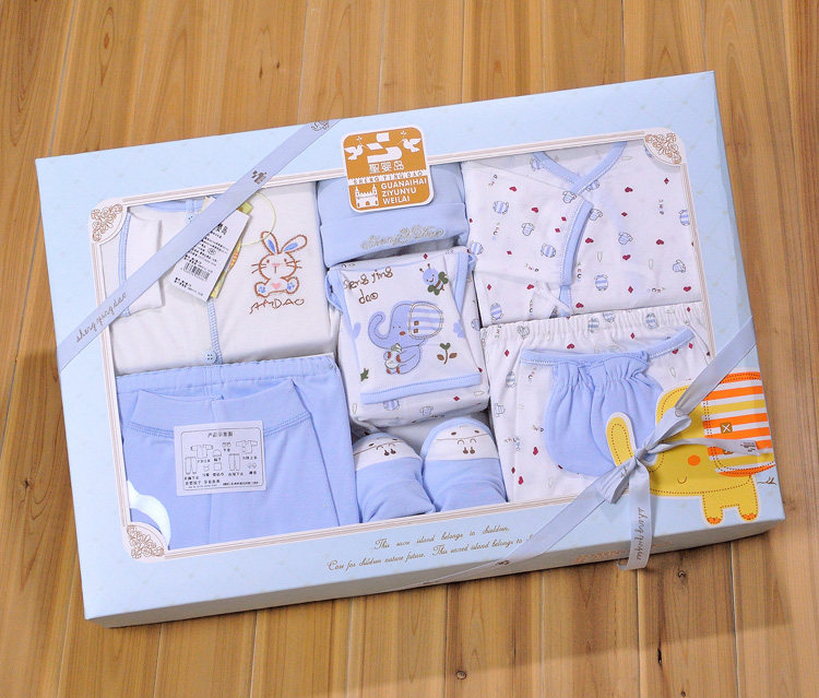 Coffret cadeau pour bébé - Vêtements + Fournitures - Ref 1952017 Image 1
