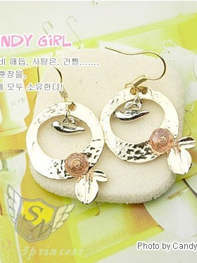 淑女气质金色暗纹圆圈树叶造型粉红水晶小鸟耳环。