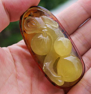 厚实饱满独家 出证书50元 天然波兰双色琥珀雕件挂件 桃李满天