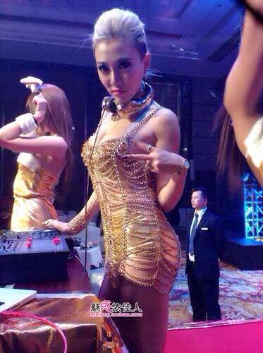 酒吧夜店女歌手金色镂空演出服