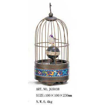 EUROPEAN-STYLE CLASSICAL LARGE BIRD CAGE..