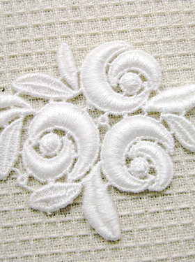 A41 客供 白色 玫瑰三融 丝光棉线绣 6cm副