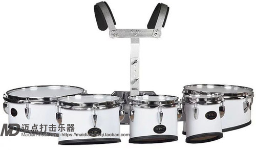 品牌：达姆特 品名：行进鼓 型号：JWM-03 尺寸：6" 8" 10" 12" 13" 颜色：白色 鼓数：5鼓 背架：铝合金 产地：中国天津 说明：全桦木9层和白样木加厚鼓腔，高级PVC，1.5毫米冲压圈，外贸鼓皮。