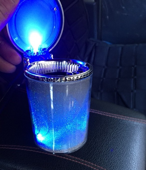 车载炫彩烟灰缸LED七彩灯闪烁夜光烟灰缸带盖汽车用出风口烟灰缸