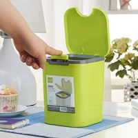 Feidan San и Mini Desktop Trash Bac Coffee Tables на столе с творческими домами на столе