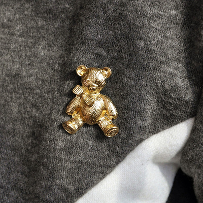 日韩风复古立体浮雕金色迷你胸针
