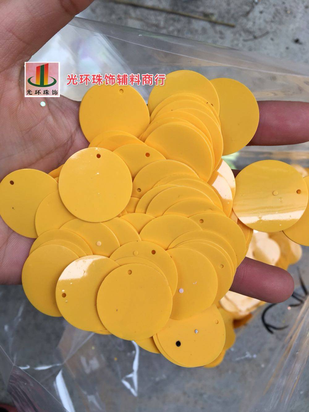 鱼鳞亮片 10mm-50mm圆形边单孔姜黄色吊片 缝衣服亮片 手工材料,饰品/流行首饰/时尚饰品新,其他DIY饰品配件,淘宝优惠券,粉丝福利购,淘宝优惠卷