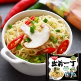 Перед импортом Гонконга, нарезанный нарезанный кубик черного чесночного масла из свиного костяного супа, аромат, жареная лапша, 100 г, фаст -фуд лапши Мгновенная лапша