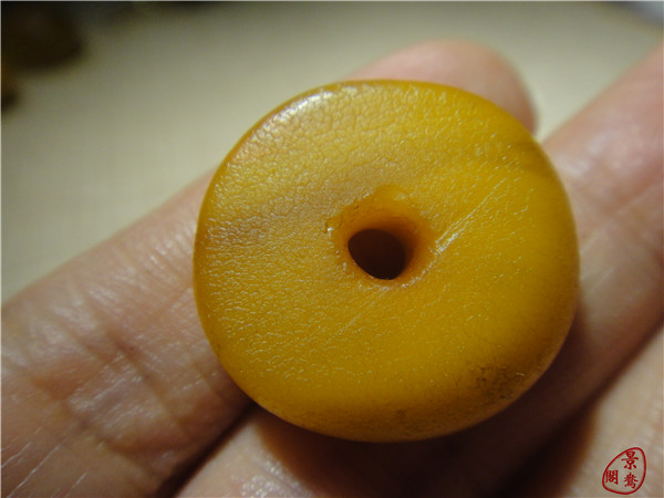 纯天然鸡油黄平安扣老蜜蜡饼子