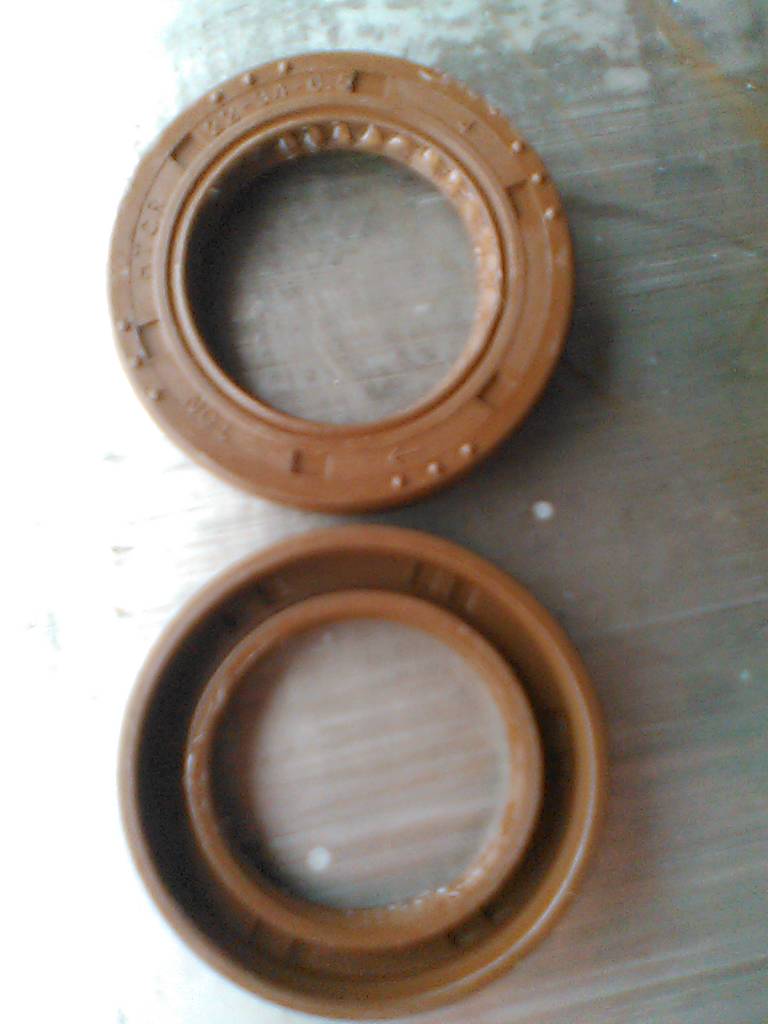 金杯大力神D22A金龙D20A东风锐骐皮卡ZD22T机油泵油封22*34*6.5/4