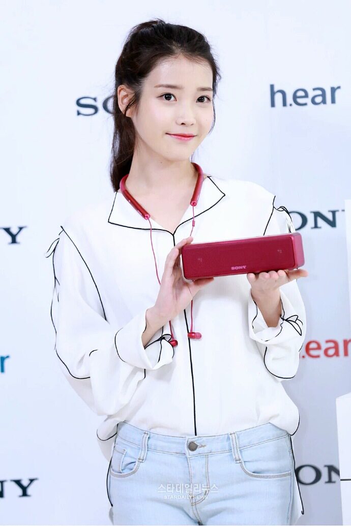 iu李知恩sony手机发布会2016新款露肩系带衬衫白色不规则雪纺上衣