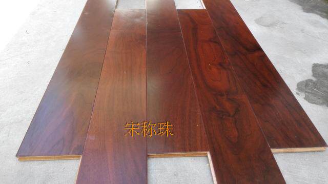 二手地板胡桃木面实木复合地板15mm厚成色95成新宏耐地板品牌特价