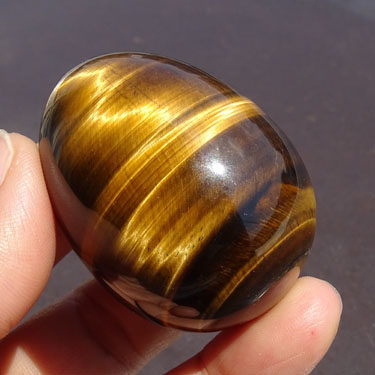 天然虎睛石手把件光彩漂亮