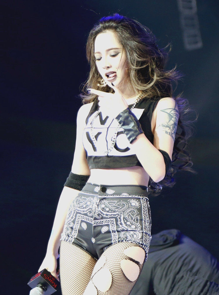 dj女歌手艾菲同款演出服夜店时尚ds爵士舞服嘻哈字母t恤短裤套装