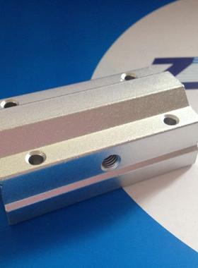 光轴加长直线箱式滑块SCS8 10 12 13 16 20 25 30 35 40 50LUU