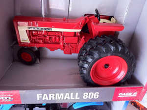 凯斯Farmall 806 复古拖拉机 合金农用车模型礼品收藏车安徒ERTL