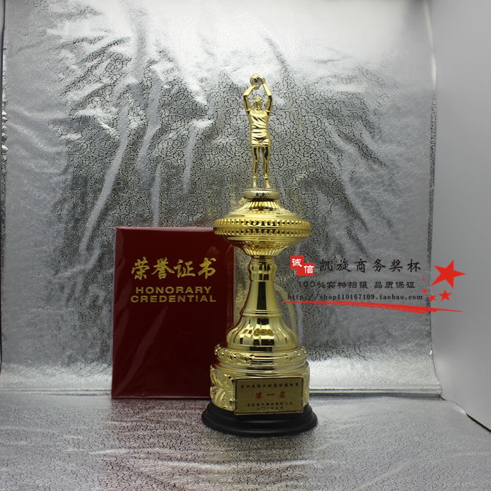 材质：底座树脂+塑料，杯身金属，公仔电镀塑料。奖杯可分大中小可做冠军亚军季军顶上可以更换成打网球/飞鸽/踢足球/龙舟/舞蹈/高尔夫/音乐/吊鱼/桌球/金鱼/自行车/排球等等