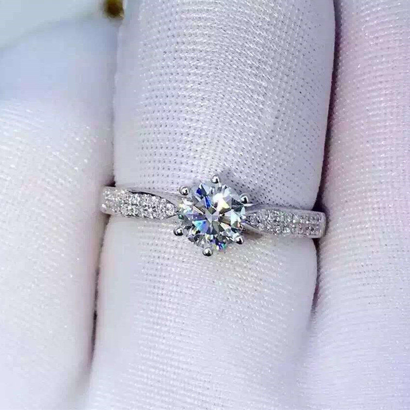 福大生钻石女戒指18K白金70分求婚钻戒女一克拉结婚群镶钻石正品