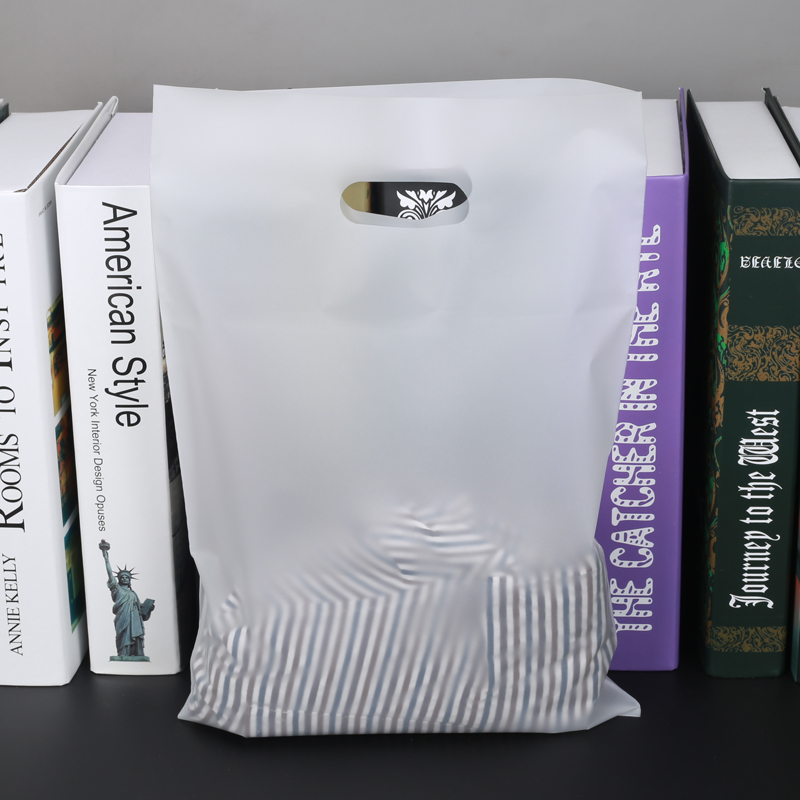 现货供CPE磨砂手挽服装塑料袋25X35CM13元50只承接印刷Logo定制