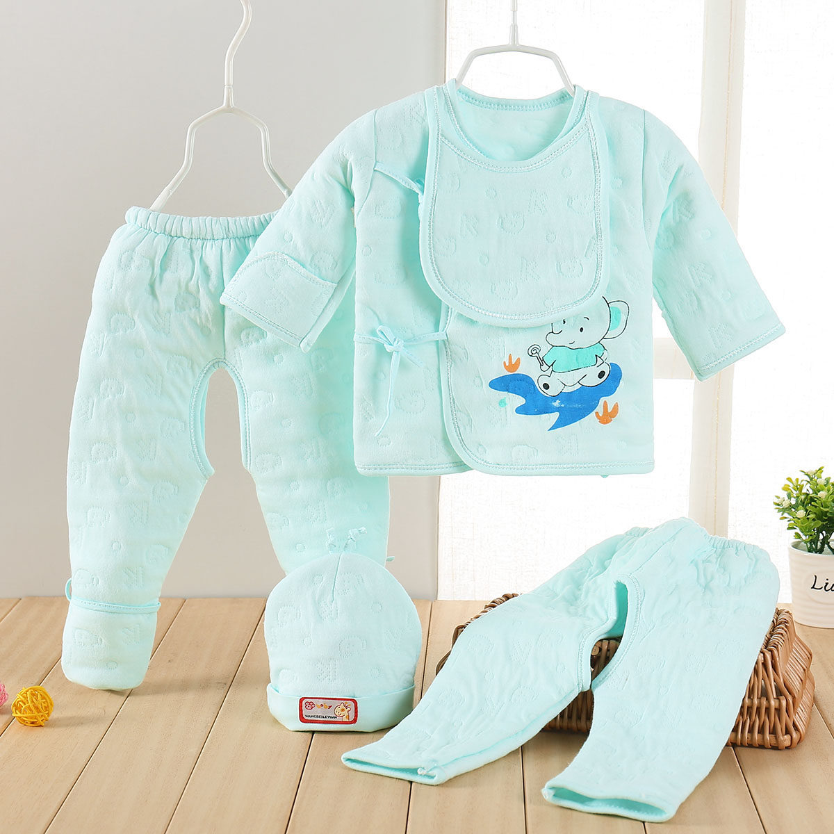 Coffret cadeau pour bébé - vêtements - Ref 1963961 Image 1