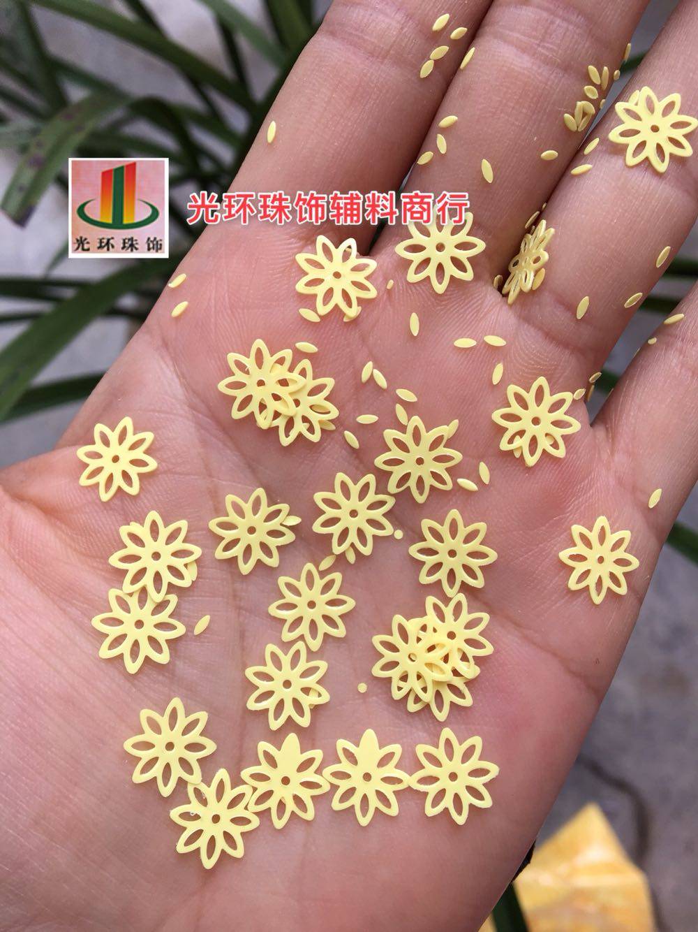 DIY材料 10mm黄色菊花亮片 空心花亮片 花形珠片 服装鞋饰材料,饰品/流行首饰/时尚饰品新,其他DIY饰品配件,淘宝优惠券,粉丝福利购,淘宝优惠卷