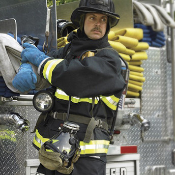 雷克兰系列LAKE A新国标消防战斗服，改服装由外层，防水层。隔热层。舒适层四层结构组合，具有防水耐热，防水透气，抗静电等性能。