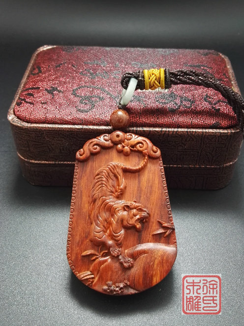 紫檀老虎牌子 印度小叶紫檀十二生肖猛虎吊坠 把件 木雕虎牌礼品