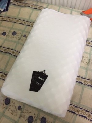 进口原料乳胶枕头 护颈枕 按摩颈椎枕狼牙高枕 瑕疵特价送外套