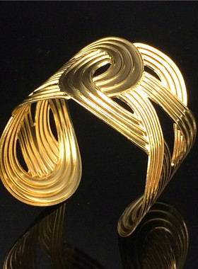 欧美夜店演出夸张宽手