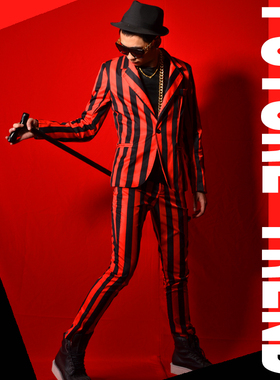 [独家]夜店男歌手DSDJ舞台歌伴红黑条纹西装大牌酒吧演出服配饰
