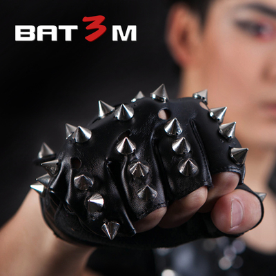 朋克歌手卯钉半指表演罗志祥舞步