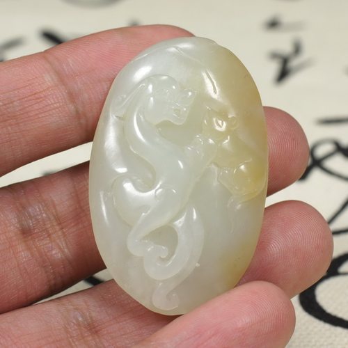 不议价 收藏品 精工 油润和田玉俄料糖青白玉挂件得陇望蜀龙