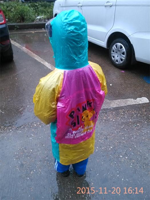 天堂带书包位透明帽檐儿童雨衣