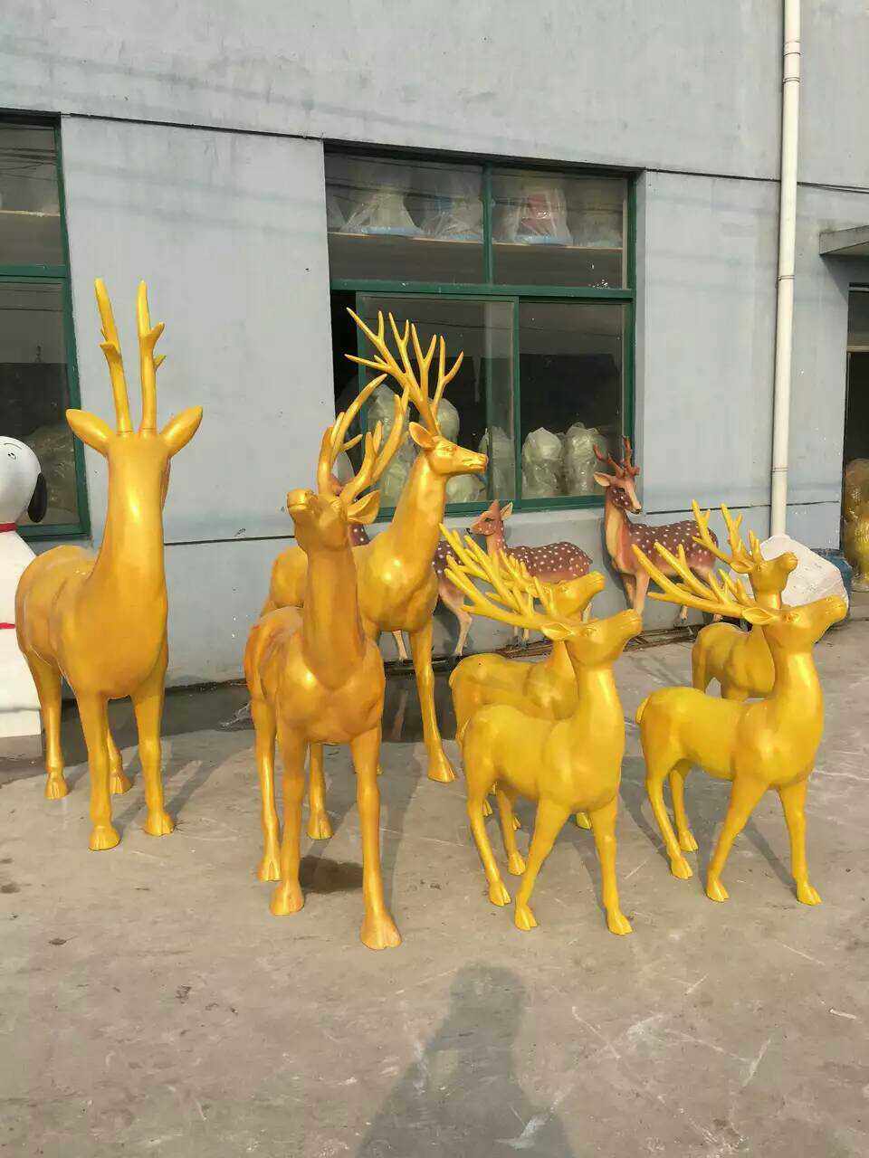 大型圣诞美陈白色金色梅花鹿玻璃钢雕塑圣诞雪人老人礼品盒大摆件