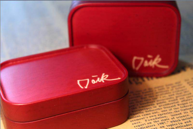 一整块木头挖成的耳机珍藏小盒机箱全实木戴款收藏盒子收纳盒骚红