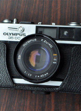 奥林巴斯OLYMPUS35DC胶卷相机旁