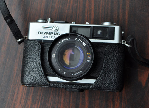 奥林巴斯OLYMPUS35DC胶卷相机旁