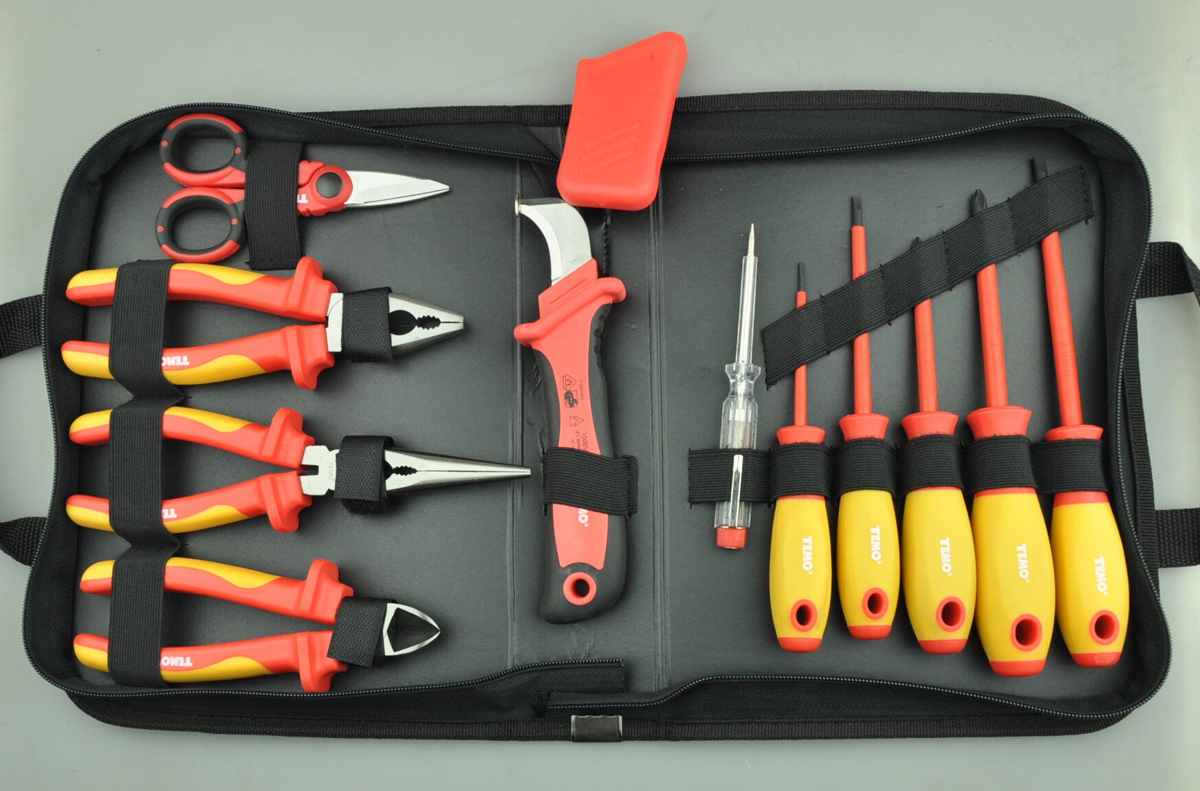 ●产品包括：1件7"/180mm钢丝钳1件8"/200mm尖嘴钳1件6"/150mm斜嘴钳1件电工刀1件电工剪刀1件测电笔：120V/250V5件螺丝批一字：2.5&times;75mm4.0&times;100mm5.5&times;125mm十字：PH1&times;80mmPH2&times;100mm