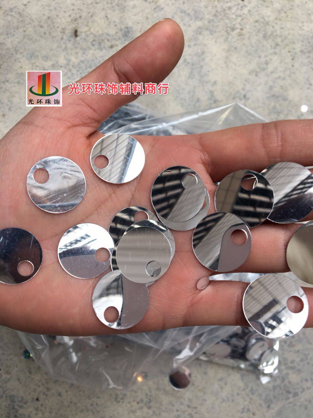 DIY吊片 20mm圆形边大孔银色亮片 大孔吊片 银色亮片毛衣珠片饰品,饰品/流行首饰/时尚饰品新,其他DIY饰品配件,淘宝优惠券,粉丝福利购,淘宝优惠卷
