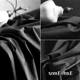 哑光漆黑涂层羽绒服面料 防水防雨超轻柔滑夹克 防钻绒设计师布料