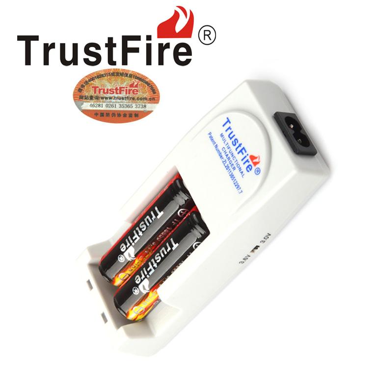 TR-001双槽3.7V锂电池万能充电器