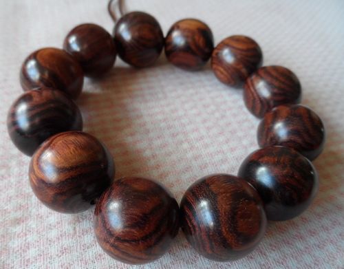 海南黄花梨，木质细腻。保真！绝非市面上低廉的大叶黄花梨，紫檀柳，非洲黄花梨冒充。也不是越南黄花梨，真正的海南黄花梨