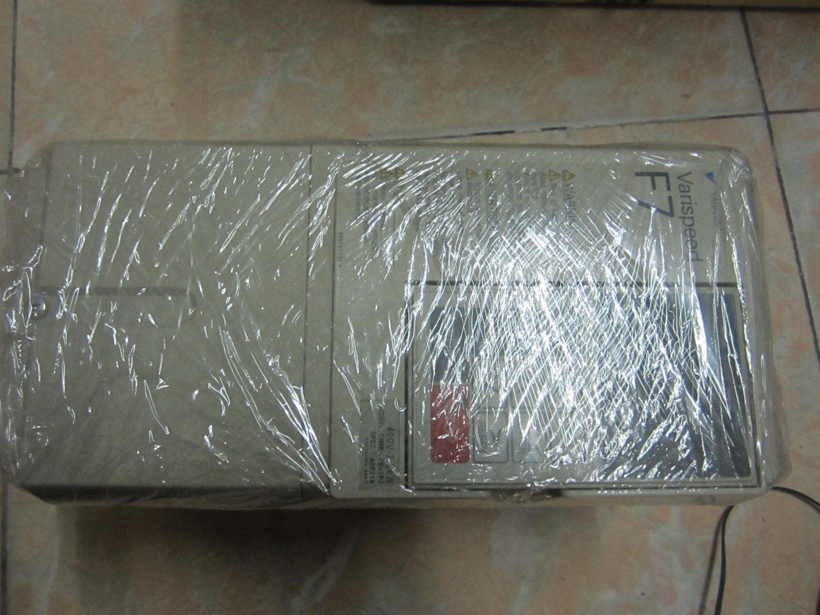 安川 F7 变频器 95成新 CIMR-F7B42P2  380V 2.2KW 现货 直拍 成色非常漂亮 功能测试完好